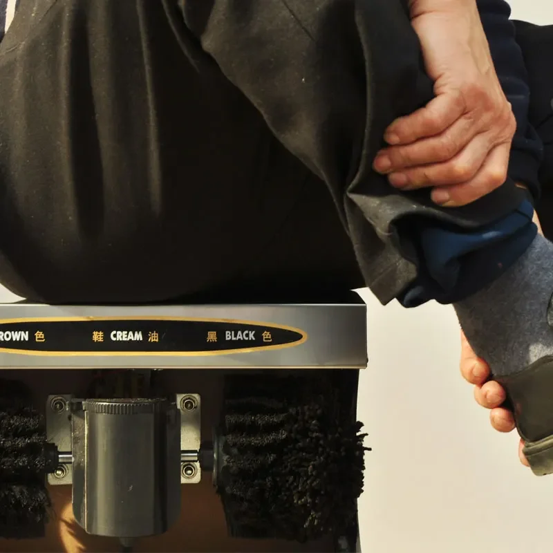 Automatic induction shoe shine machine