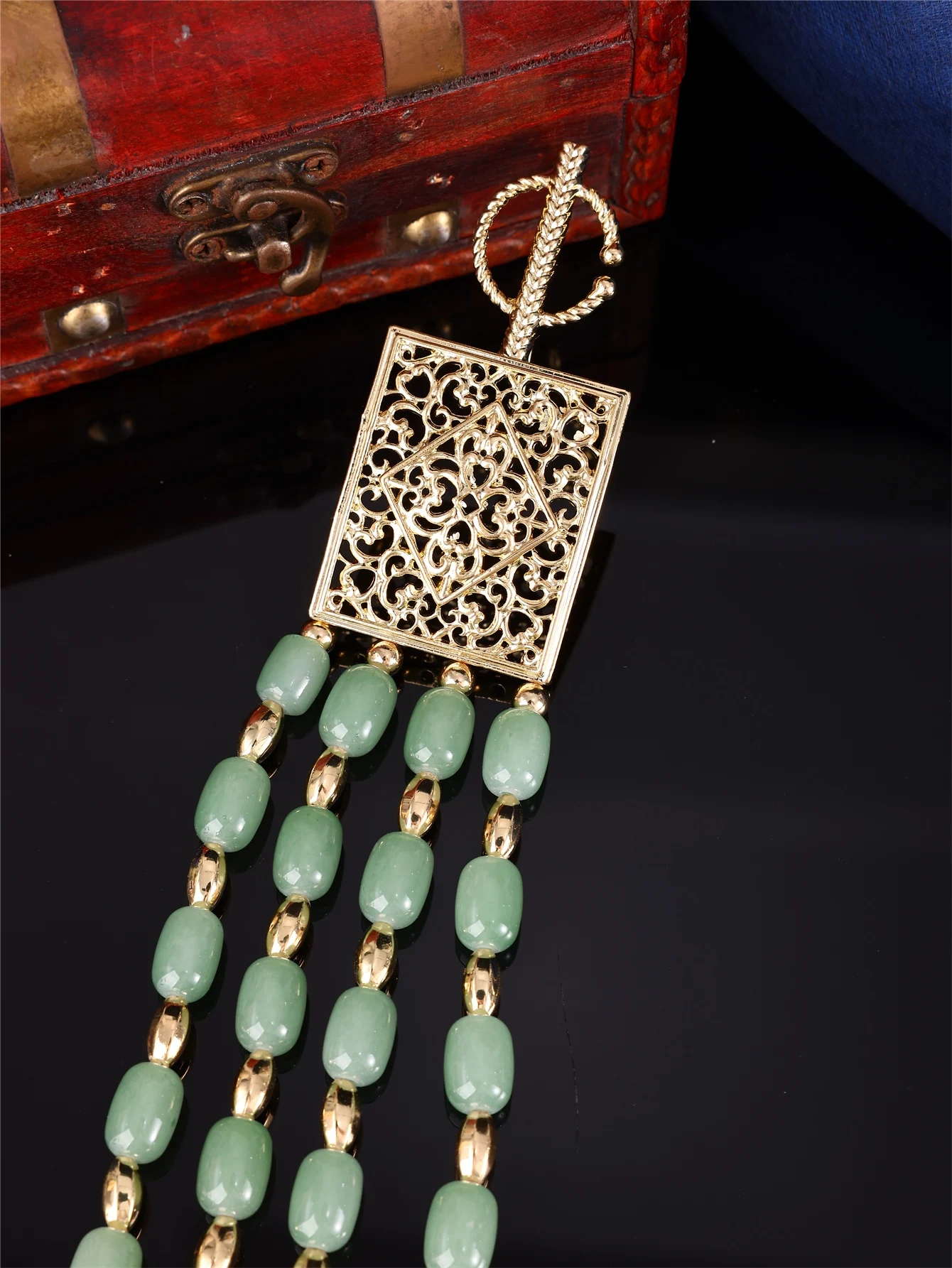Marokkanische mehrschichtige Perlenkette, Vintage-Halskette mit hohlem quadratischem Anhänger, grüner Stein-Halskette für Damen, Hochzeits-Caftan-Schmuck – Detail 3