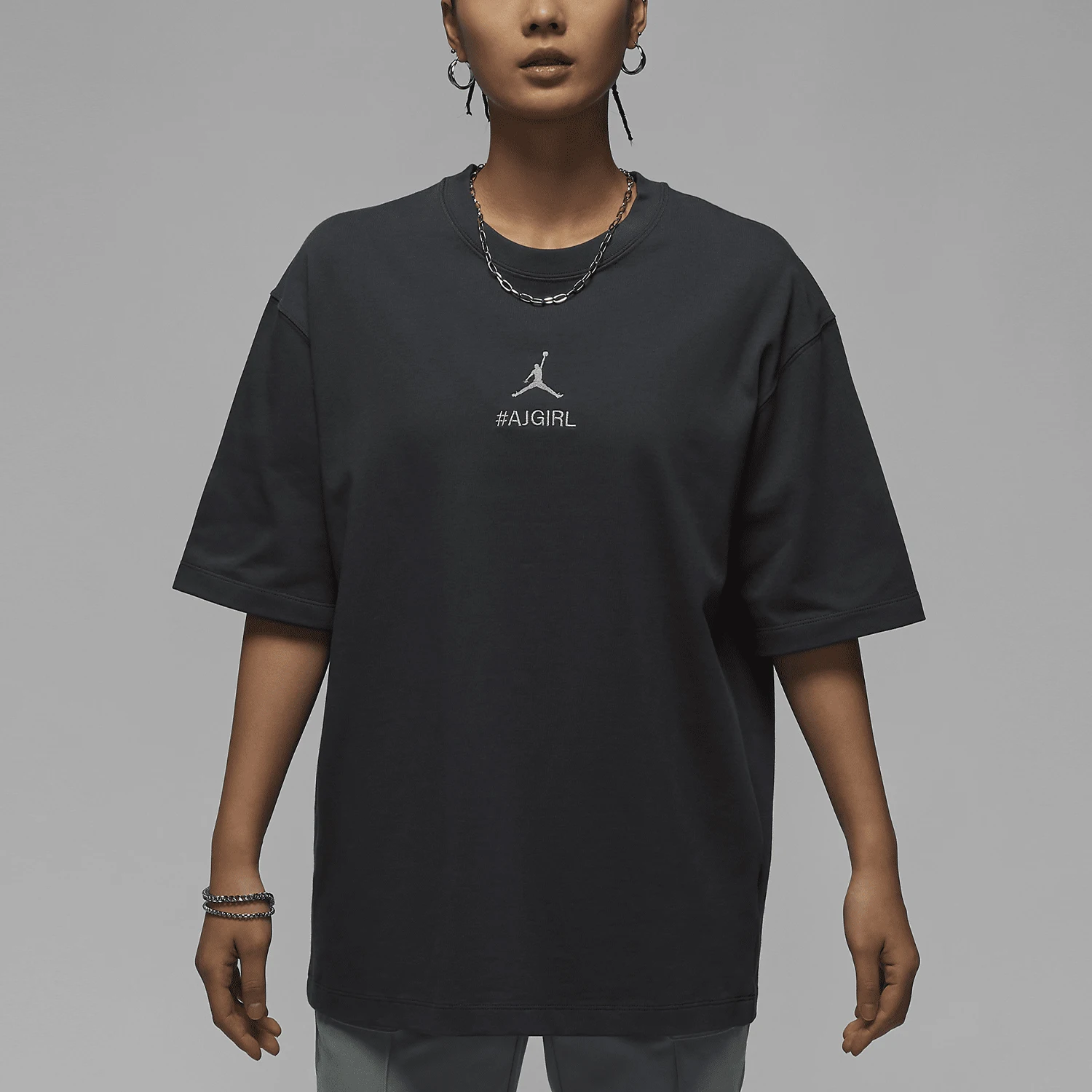 

Официальная женская свободная футболка Nike Jordan с короткими рукавами и вышитым логотипом HJ3963-060