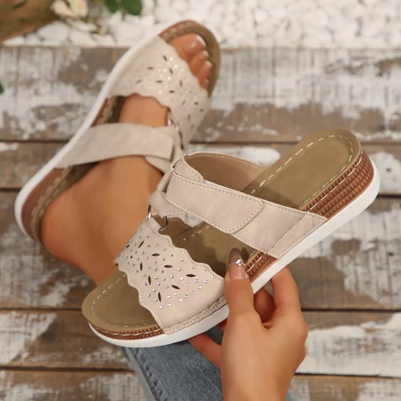 

Женские летние новые нескользящие пляжные сандалии на танкетке с круглым носком и открытым носком, с металлической пряжкой, большие размеры, на платформе