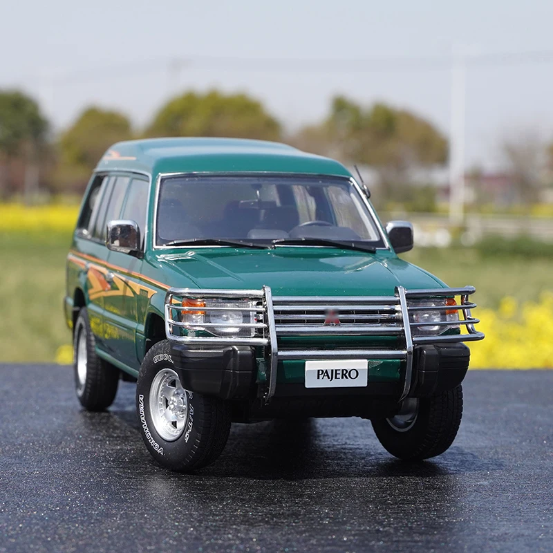Model Car 1:18 Pajero V31 Jeep off-road Alloy Simulation Full Door Design Suitable For Collecting and Displaying Gifts