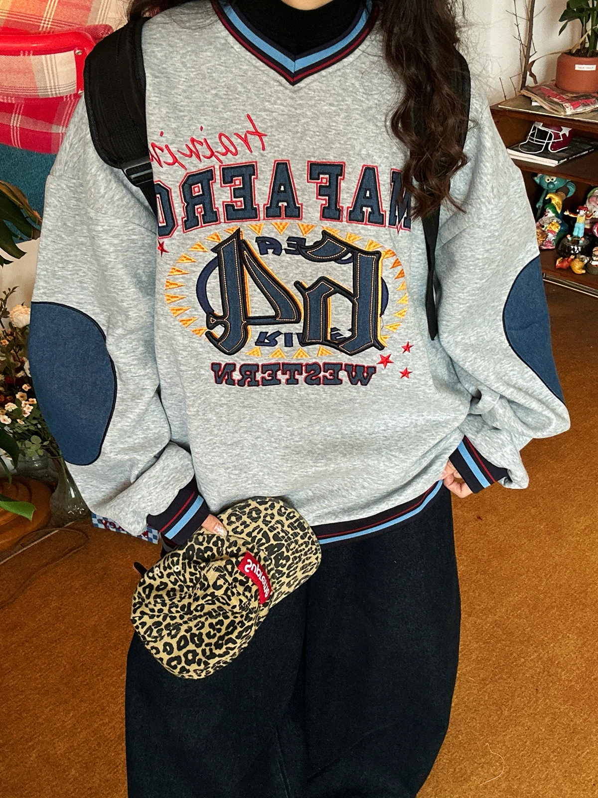 

Ретро-свитшот с американской вышивкой букв, V-образным вырезом, свободного кроя, в уличном стиле, весенний, для пар, повседневный, свободный крой, с длинными рукавами