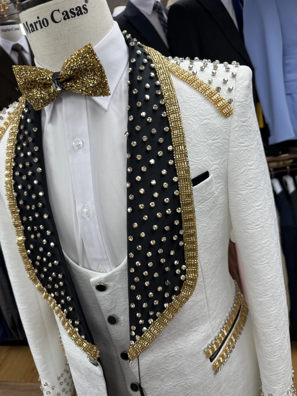 2025 Textured Golden Beaded Men's Suit Vogue Party Date White Customized Crystals Celebrity Groom Wear Stunning 3-pieces Set