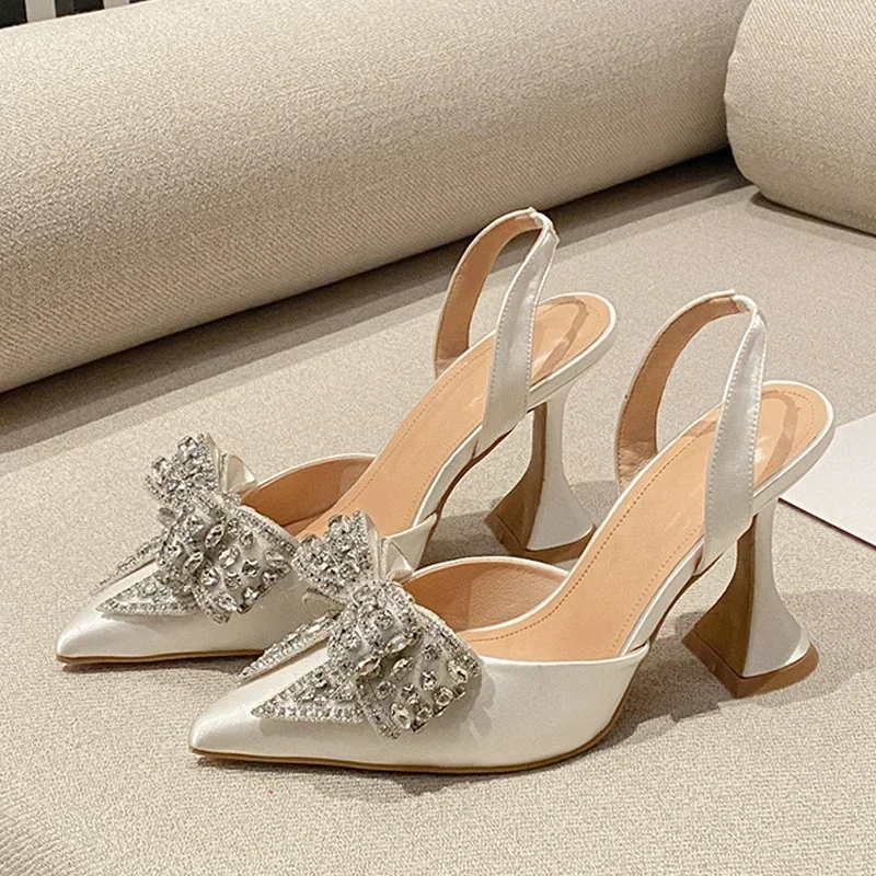 Décolleté da donna con fiocco in cristallo con paillettes alla moda Décolleté sexy con punta a punta Tacchi alti rossi Scarpe da banchetto per matrimoni Sandalo con cinturino alla caviglia da donna