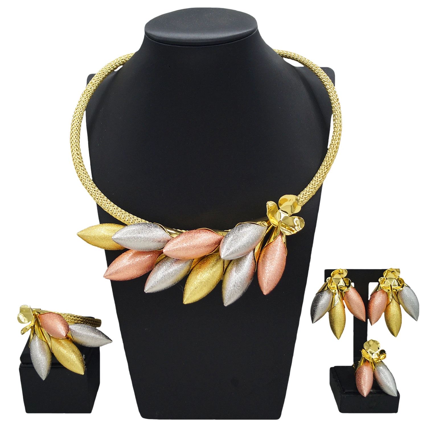 Yulaili's new Dubai fashion jewelry set exclusively designs an elegant gold rose gold element necklace in the palace style