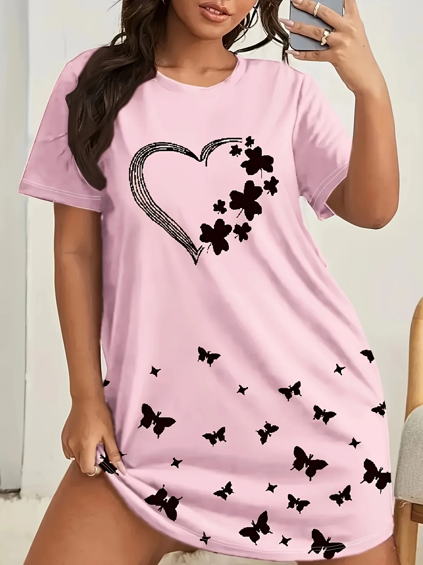 

Этот женский платье больших размеров с элегантными принтами в форме бабочки и сердца, модным мягким розовым и черным дизайном.