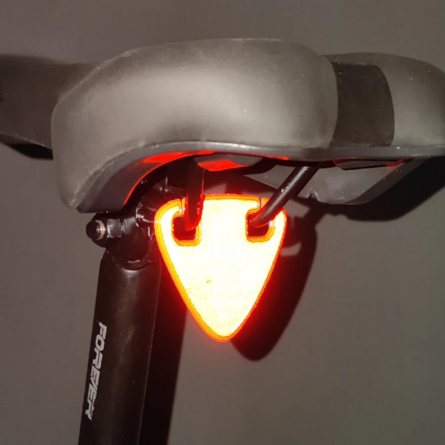 Bicycle night reflective warning taillight with emergency power backup. Suitable for mountain roads.
