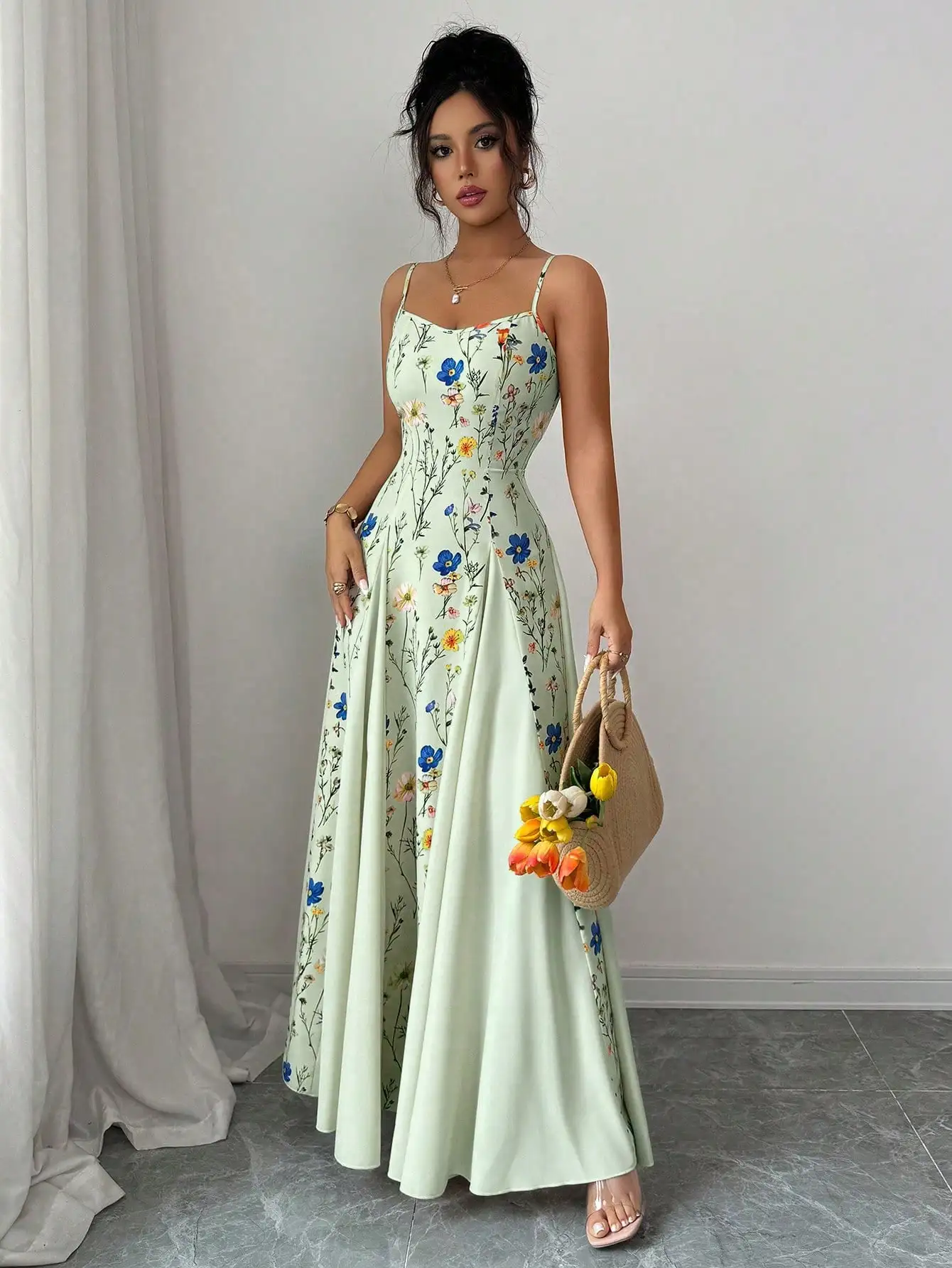 

Элегантный женский сарафан в пол с цветочным принтом и тонкими бретелями