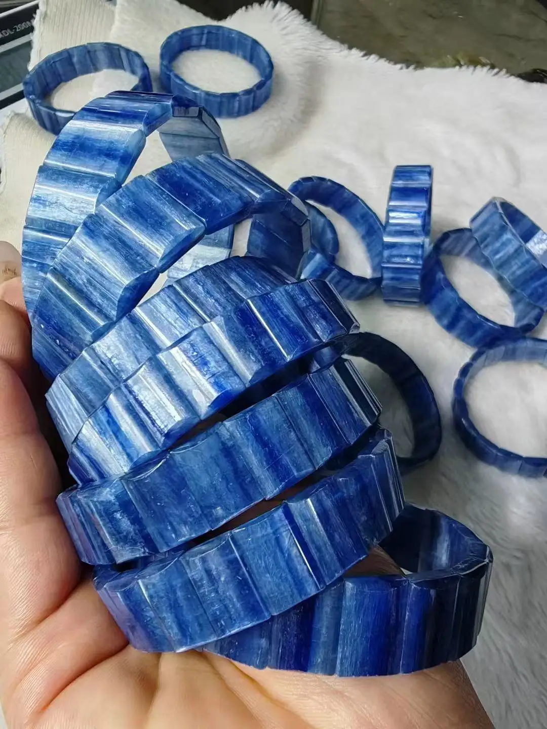 Natural Kyanite Hands Piatoon 10x15mm Length Dagree 22 Grain