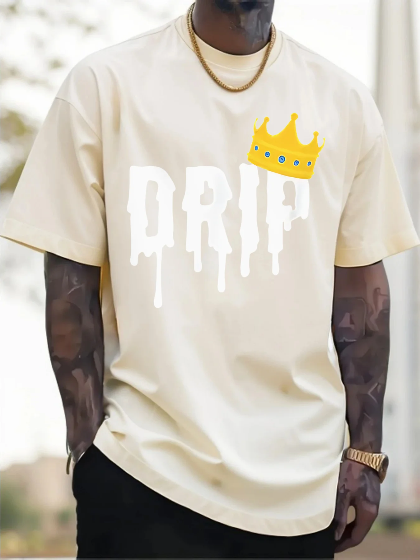 เสื้อยืดลำลองผู้ชายปี 2025 ผ้าฝ้ายแท้ ลายมงกุฎหยดน้ำ พร้อมตัวอักษรโดดเด่นและตราสัญลักษณ์ราชวงศ์ ใส่สบายสำหรับสวมใส่ในชีวิตประจำวัน