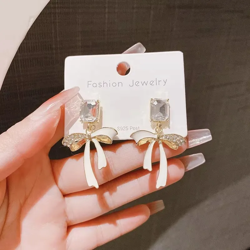 Trendy Neue Weiße Hängende Ohrringe für Frauen Transluzente Acryl Blume Baumeln Ohrringe Strass Imitation Perle Ohr Schmuck – Detail 20