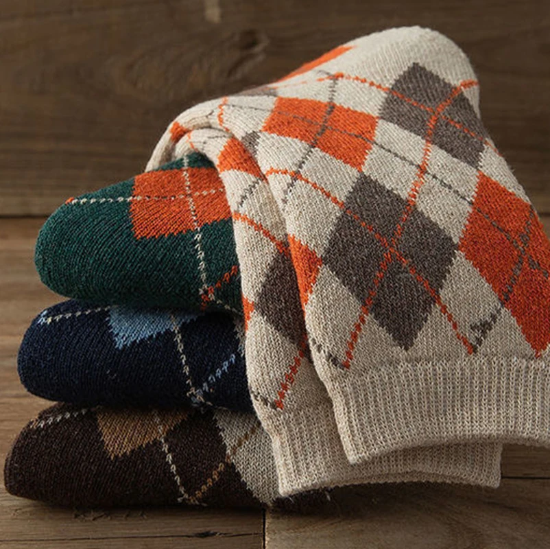 Modische karierte gestreifte Socken für Damen und Herren, Herbst und Winter, wärmende Diamant-Socken, Streetwear, lustige Argyle-geometrische Socken. – Detail 3