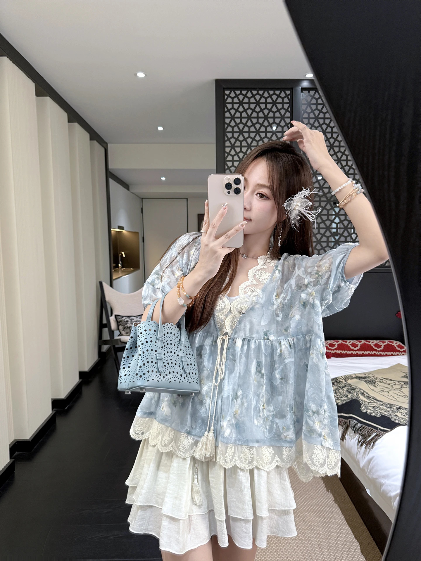 

Синяя блузка с кружевными вставками, летняя коллекция 2025, корейский стиль, свободный крой, V-образный вырез, короткий рукав, однотонная, для повседневной носки