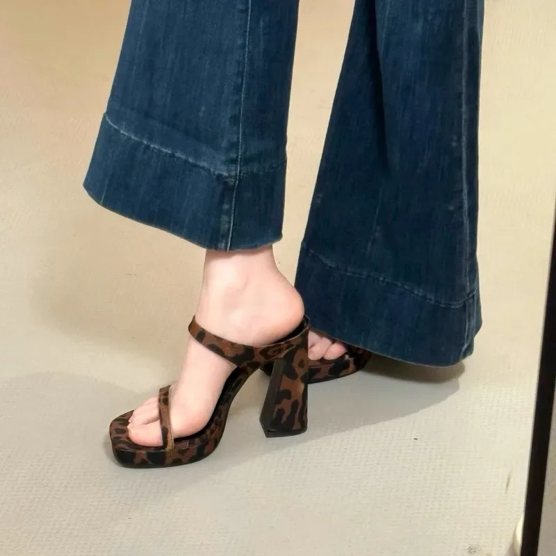 النساء شباشب على الموضة الصيف 35-39 جديد سميكة القاع رئيس مربع كعب مكتنز المفتوحة تو الصنادل المشي سوبر صنادل عالية الكعب #4