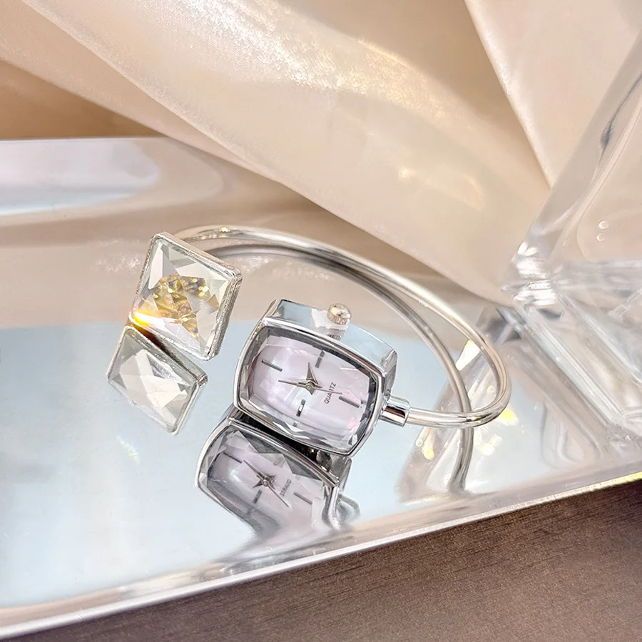 

Новые трансграничные женские кварцевые часы с большим бриллиантом, в европейском и американском стиле, изысканный браслет, дизайн «сахарный кубик», премиум-класс, нишевая модель.