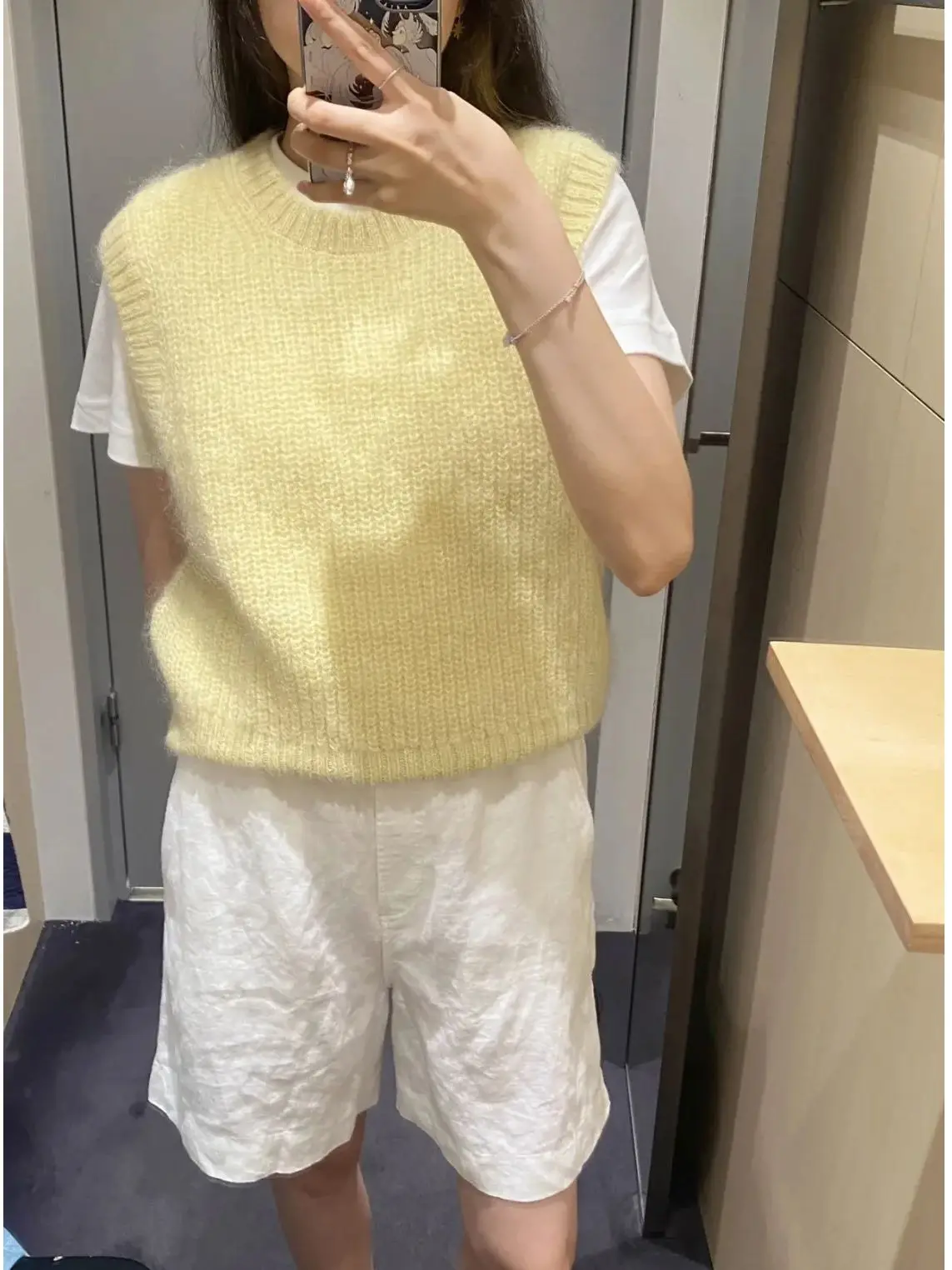 

Women O-neck Yellow Knit Vest Sweater Blended Female Sleeveless Knitwear Jumpers Autumn Winter Pullover