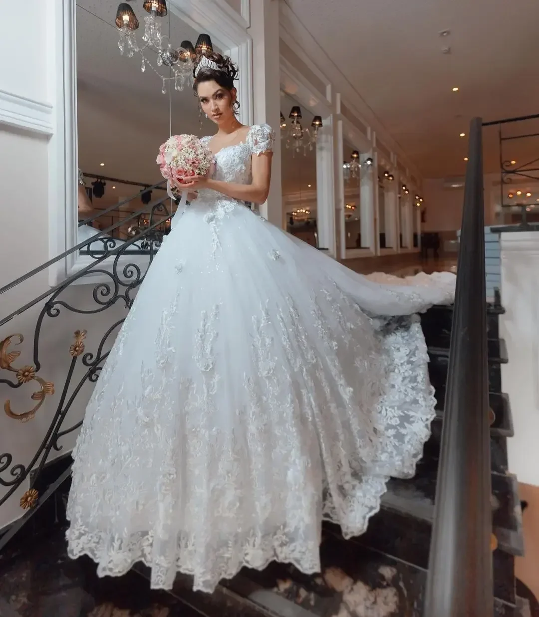 ที่กําหนดเอง Scoop 3D ลูกไม้ Appliques Saudi คําชุดแต่งงาน Sweep Train Ballgown แขนสั้นชุดเจ้าสาว 2025