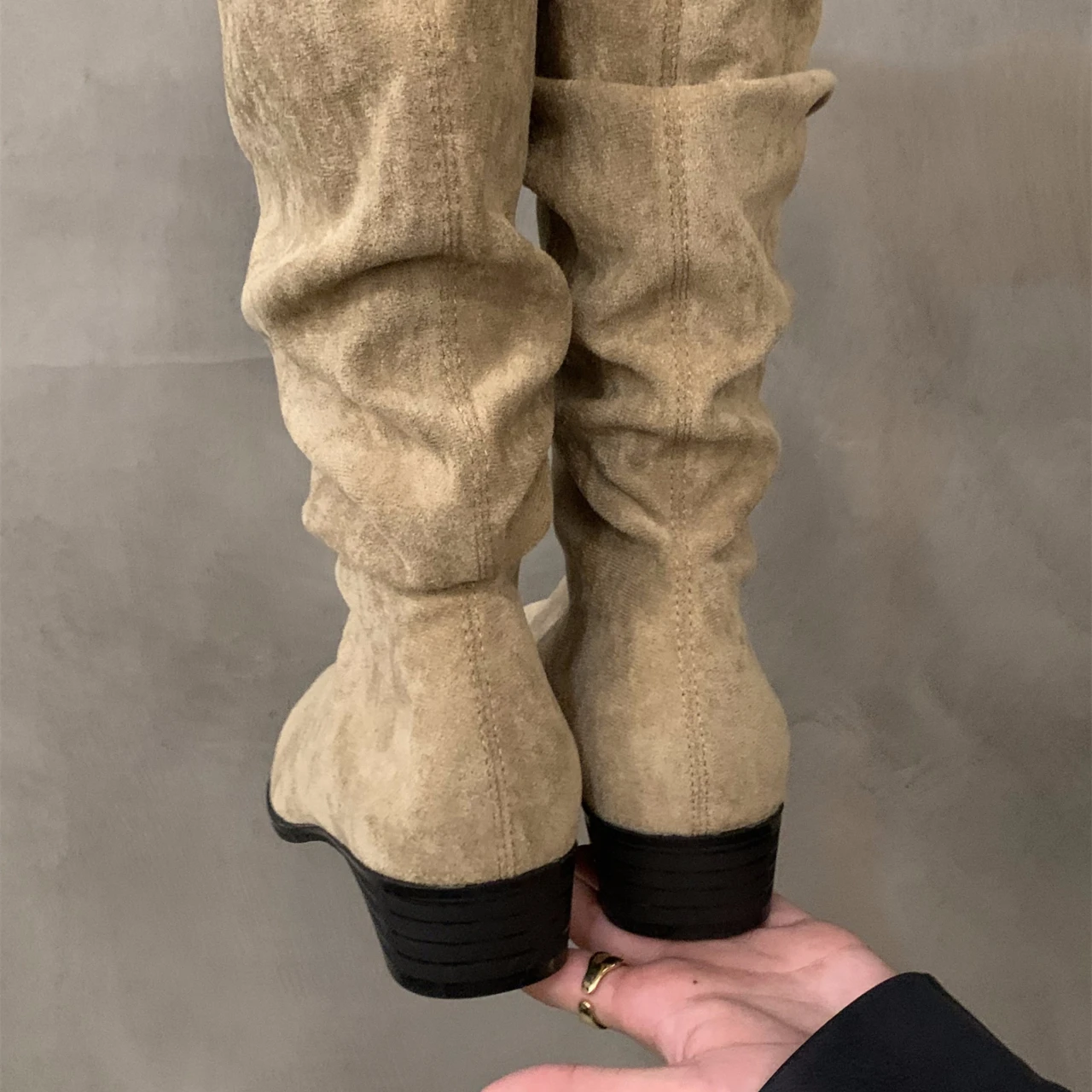 Kobiety Kolano Wysokie Buty Jesień Zima Buty Damskie Moda Wsuwane Fałdy Niski Obcas Spiczaste Palce Długie Buty Botas De Mujer D81