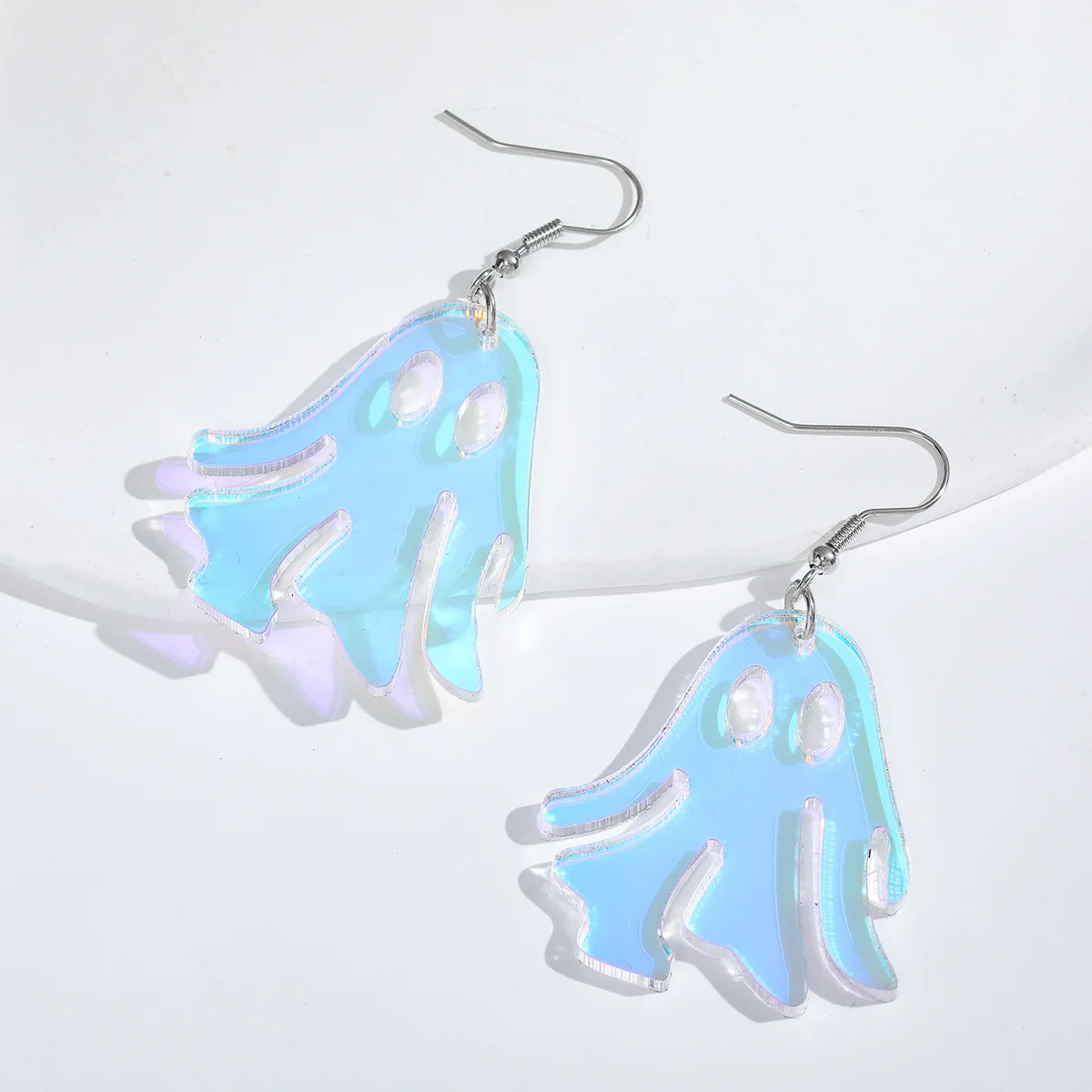 Pendientes de acrílico transparente iridiscente holográfico con forma de anzuelo de pez para mujeres y niñas, pendientes colgantes de dibujos animados espeluznantes de Halloween, lindos pendientes Y2K para fiesta, regalo de joyería para cosplay o cumpleaños