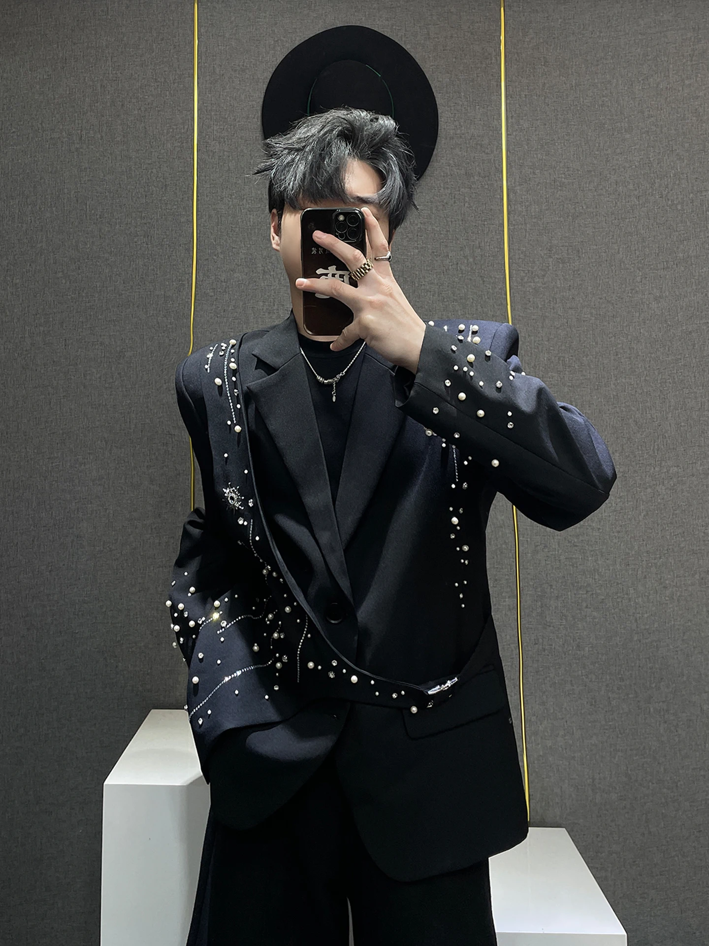 

Loose oulder Men's Faion Casual Suit Jaet with Embellied Design Hip And Sli Fake Two-Piece with oulder Pads