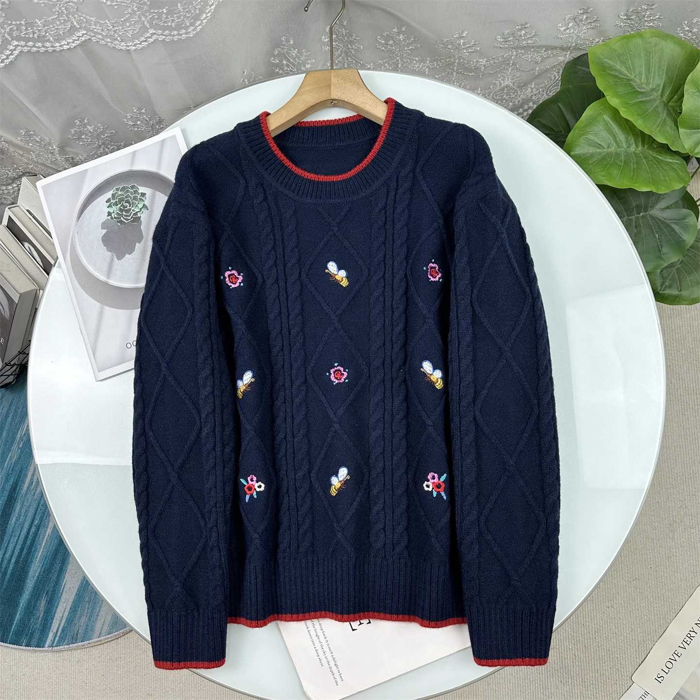 

Новогодний вязаный свитер Zhi3900 Весна 2026 Женский с круглым вырезом, вышивкой, длинными рукавами, повседневный, свободного кроя, модный