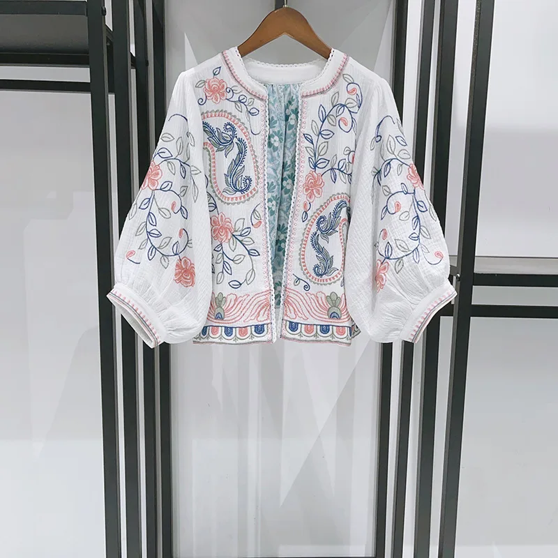 Damska, elegancka, ciepła zimowa bluzka vintage z haftem, rękawami trzy czwarte i okrągłym dekoltem.