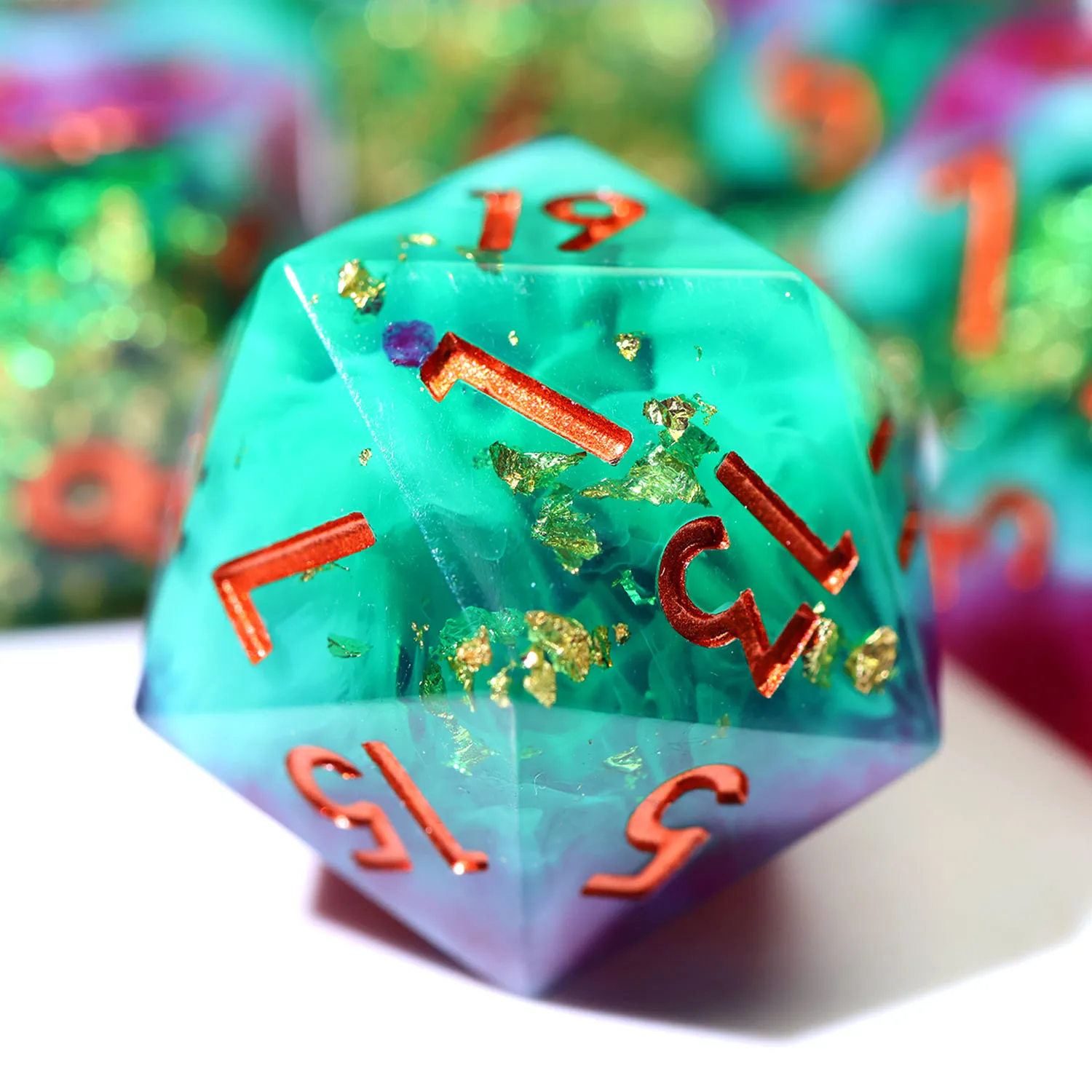 

Набор игральных костей ручной работы из зеленой смолы с золотой фольгой и белой жидкой сердцевиной | Набор из 7 многогранных игральных костей для настольных игр D&D и RPG N45