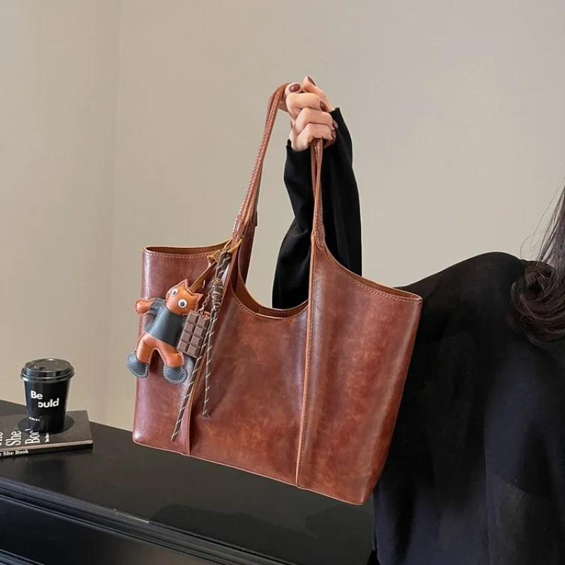 

Элегантная женская сумка через плечо с кожаным дизайном - сумки люксового бренда от известного дизайнера, популярная классика