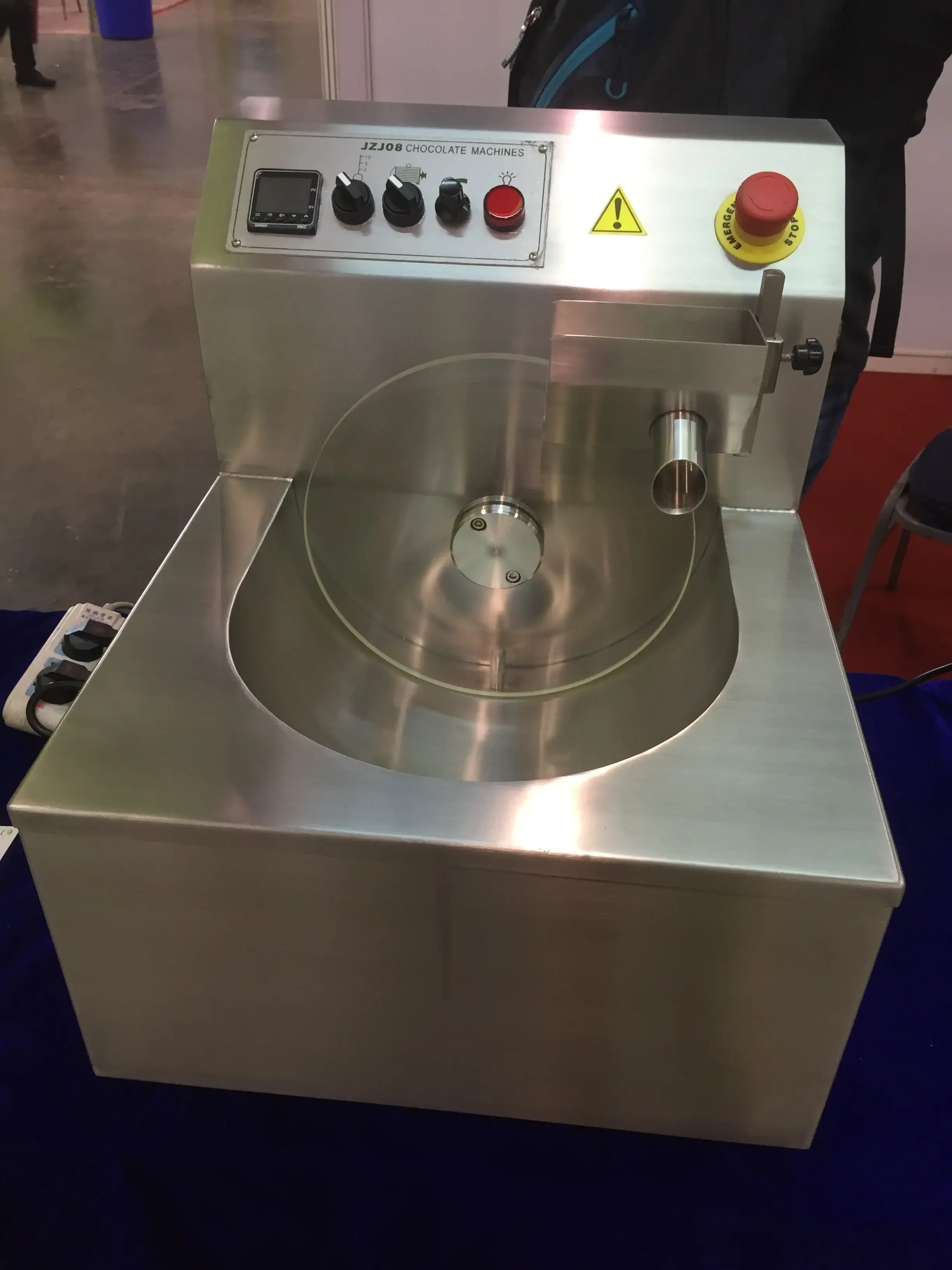 

8kg Chocolate Melting Machine Control Temperature Mini Tabletop Chocolate Tempering Machines with Vibrating Table