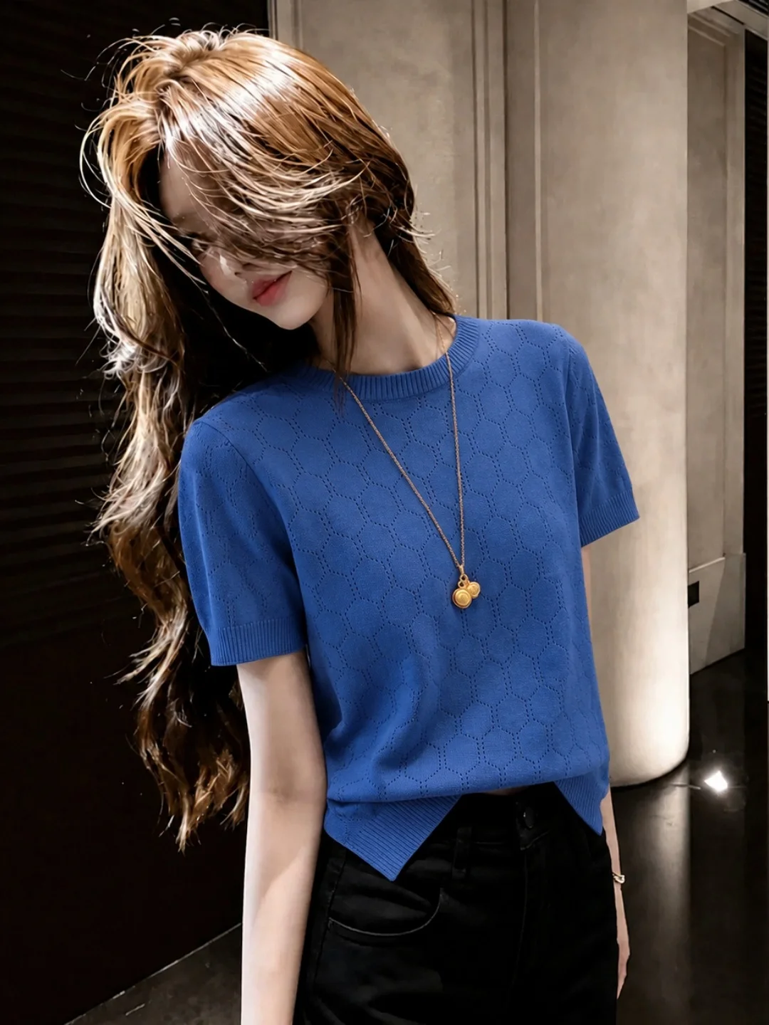 

Simple Pure Color Fashionable Ice Silk Knitted Shirt round Neck Shoulder Design Summer Top for Young Women Commute Style