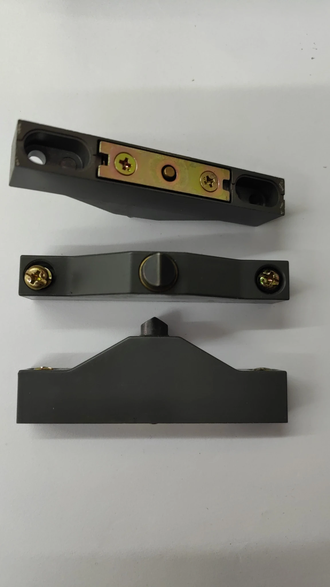 The latest D4MB-S100 Japan imported Omron D4MB D4MBS100 travel limit switch core, wheels