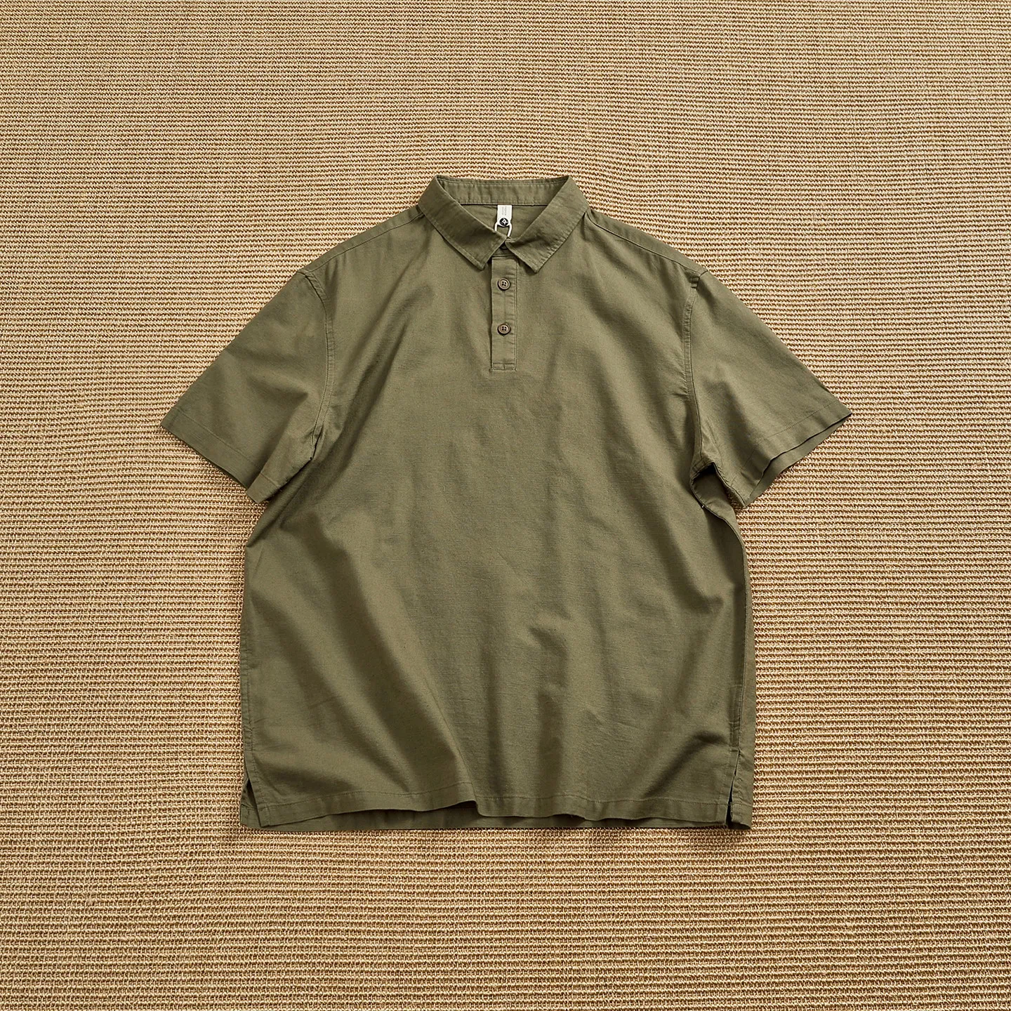 

Мужская рубашка из смеси хлопка и льна с полуоткрытым воротником, свободного кроя, дышащая, с короткими рукавами и отложным воротником.