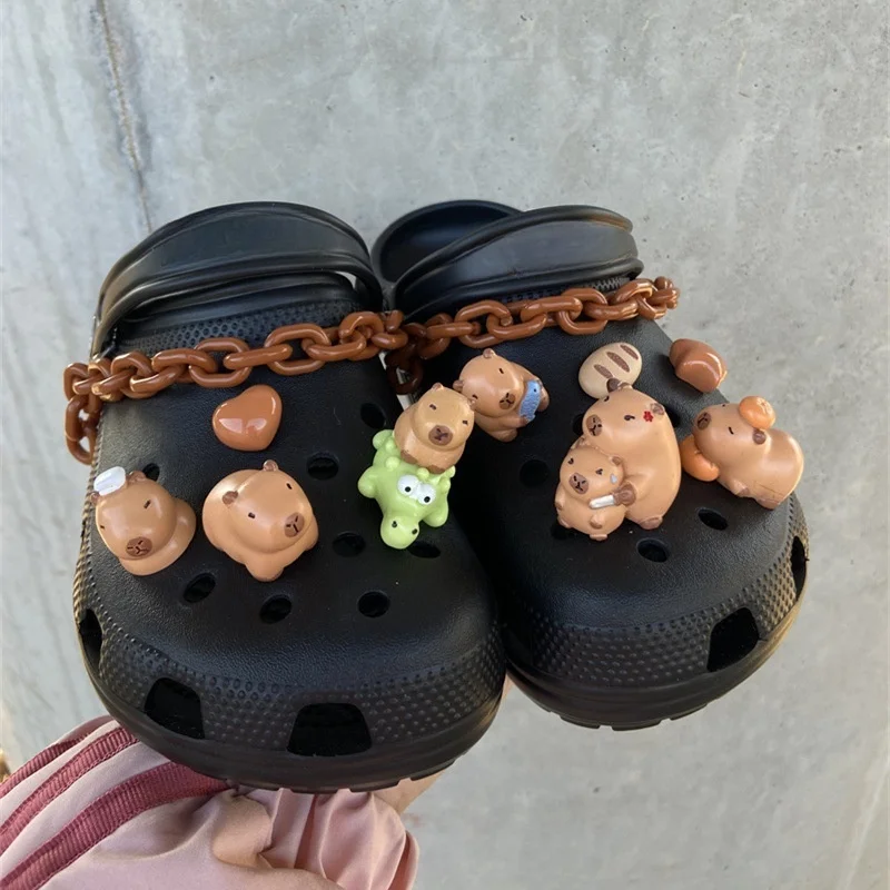 새로운 JIBBITZ 귀여운 카피바라 참 세트 나막신 DIY 장식품 남성과 여성 신발 드레싱 선물 파티 선물