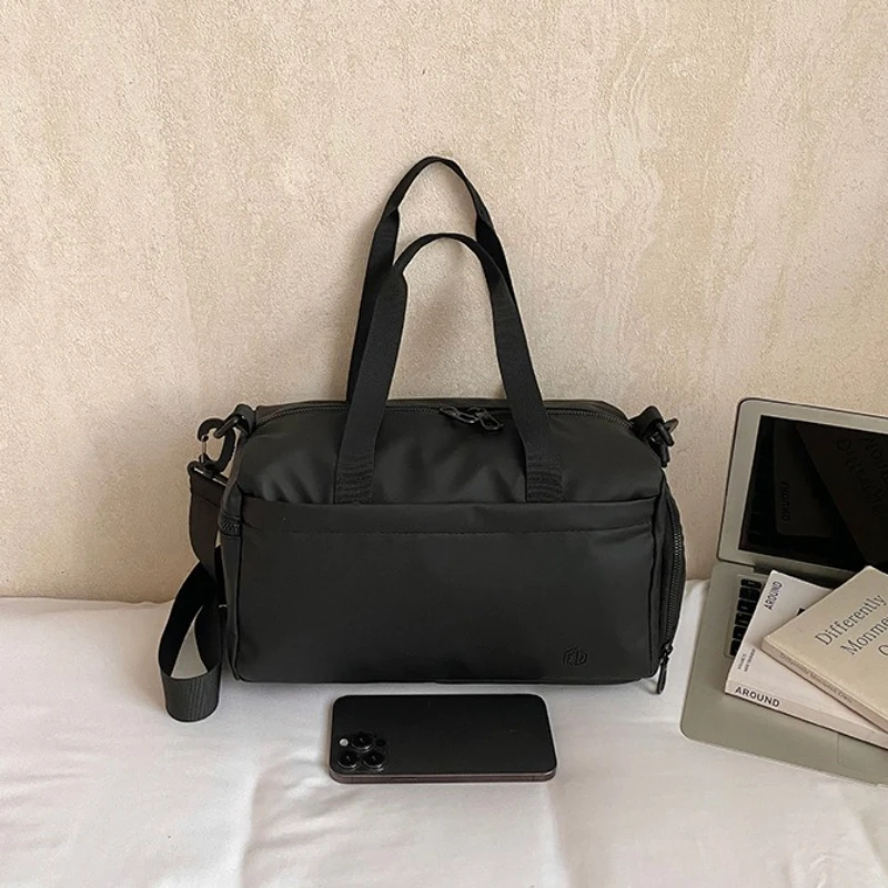 

Женские модные сумки через плечо: универсальные текстурированные кроссбоди, спортивные однотонные простые сумки-бостон, вместительные трендовые сумки-подушки