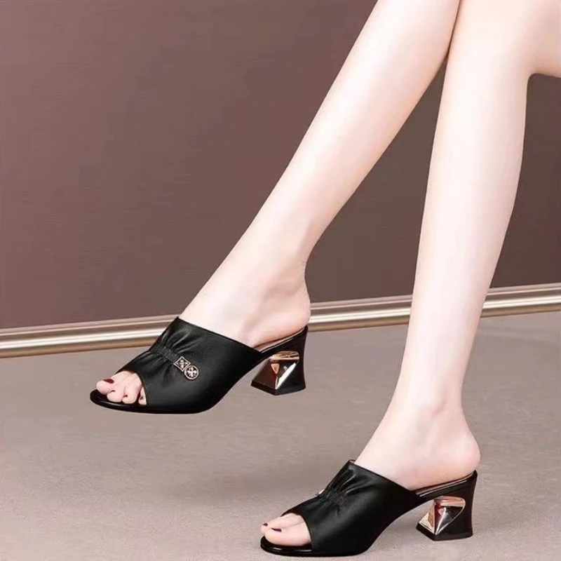 Damen-Sandalen mit offenem Zehenbereich, geometrischem Blockabsatz, plissierte Leder-Slipper, Sommer-Slip-On-Schuhe mit Metalldekor – Detail 7