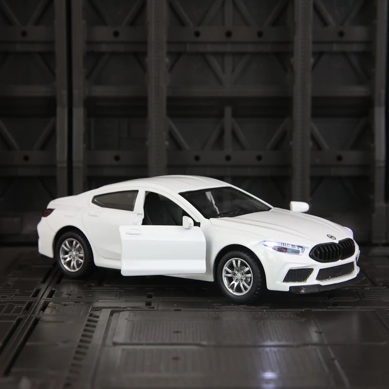 

1:32 simulation BMW M8 alloy car model doors on both sides that can be opened has simulated sound and lighting functions