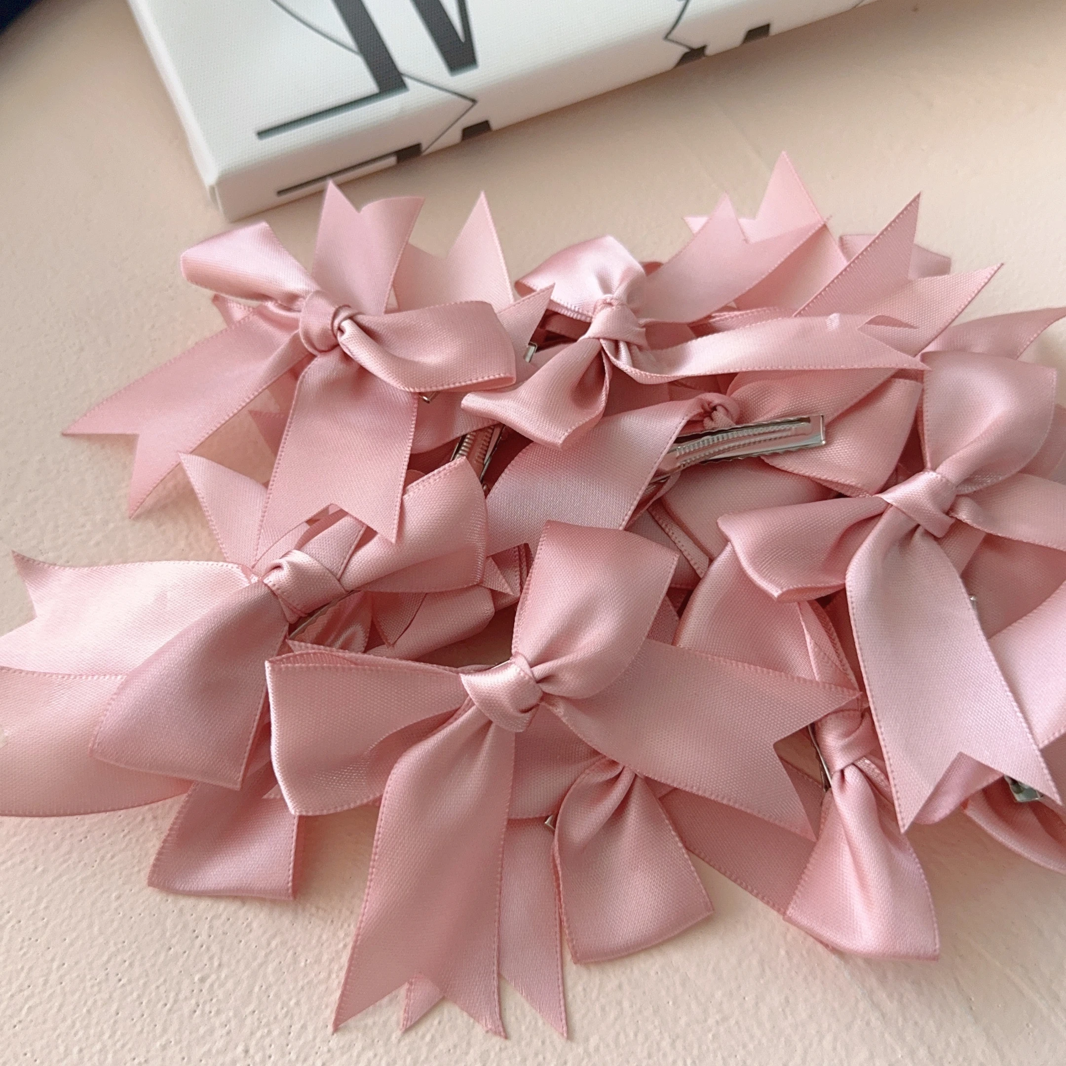 

4/8Pcs Colourful Satin Ribbon Bows Cute Ribbon Hair Bow with Clip DIY Craft Decoration Headwear Fashion Clothing Accessories