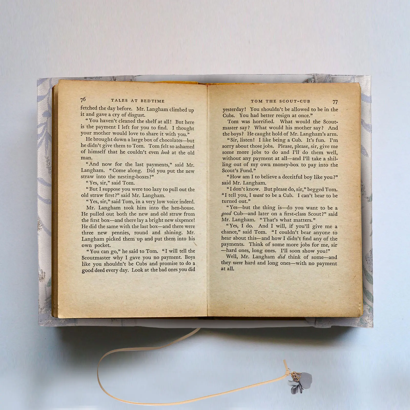 

Stylish Cloth Cover Protector Anti-Scratch Reusable Sleeve For Hardcover Schoolbooks Creative Decorative Design Student