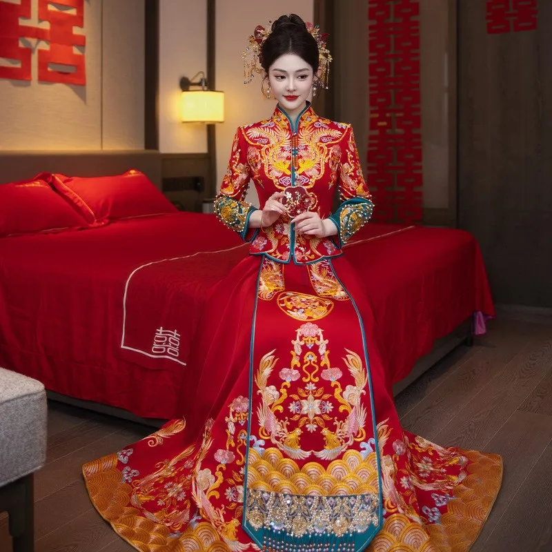 The wedding dress for of heavy industry is a new Chinese-style phoenix with crown and red robe