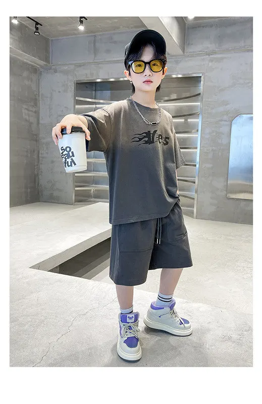 Koreanischer Kinderanzug für Jungen 2027 Sommer Mode Farbverlauf Grau Set Teenager Jungenkleidung Baumwoll-Strick-Oberteil + Shorts 2-teiliges Outfit – Detail 2