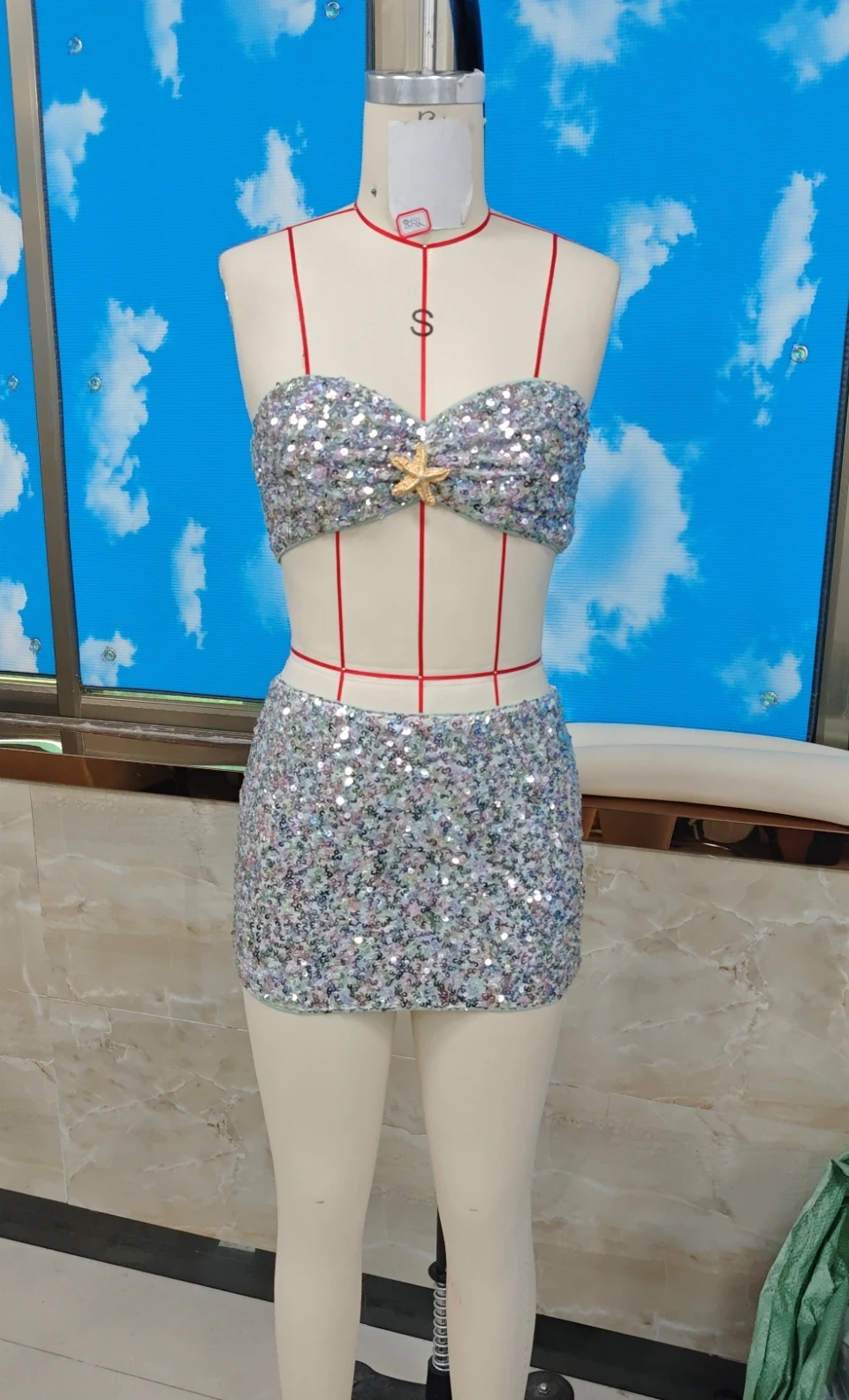 Pakaian Berpayet Musim Panas Wanita Atasan Bra Tanpa Tali Berkilau Bergaya dan Rok Mini Bertingkat Rendah Set 2 Potong Pakaian Jalanan Pesta Klub Malam