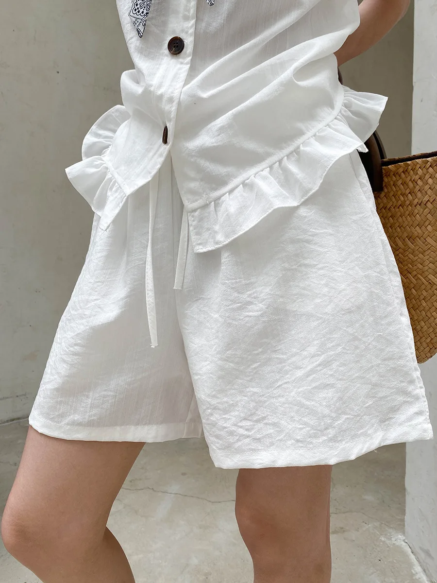 Sommerliches Damen-Set: Einfarbiges, ärmelloses Shirt mit Fungus-Edge-Details und kurzen Ärmeln sowie Shorts mit Kordelzug. – Detail 4
