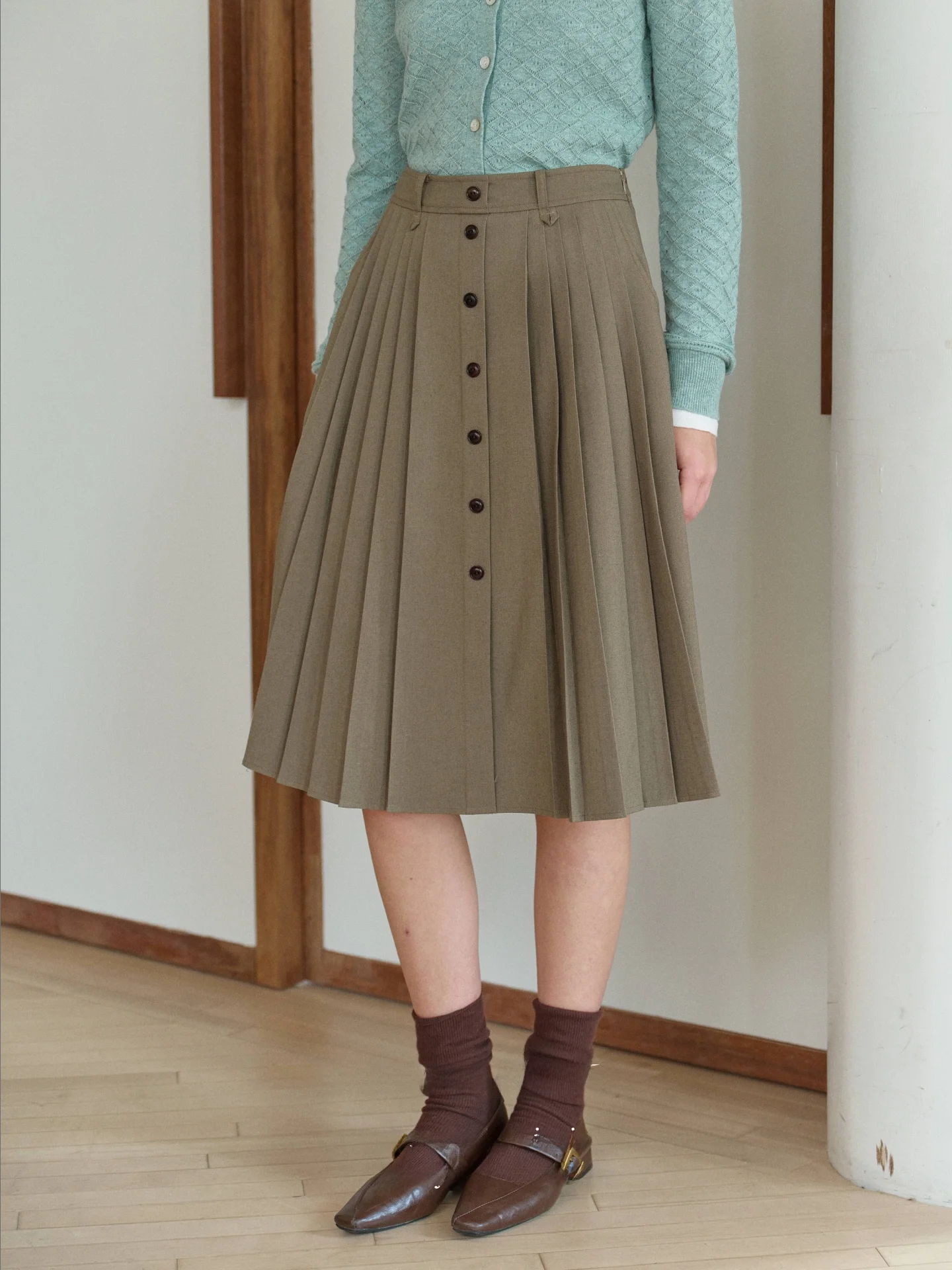 SimpleRetro High Waist Single Button Pleated  Skirt Women's High Waist Slimming Skirts School Style Polyester Fabric