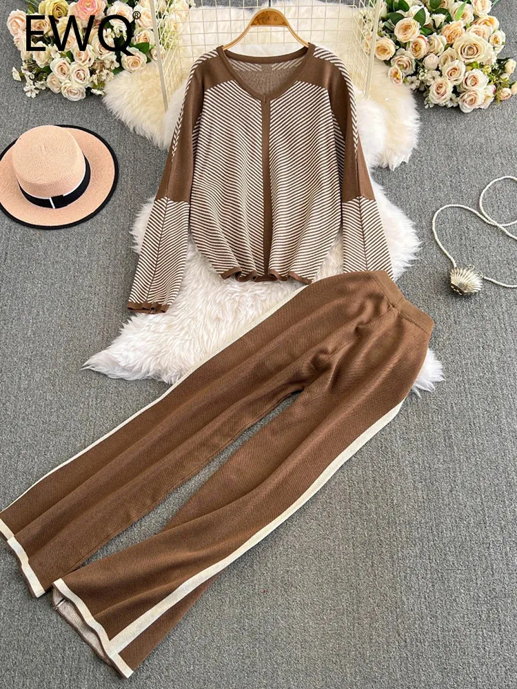 

Женский трикотажный свитер в полоску с V-образным вырезом и длинными рукавами