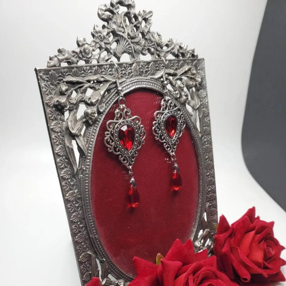 Romance Victorian Baroque Lace Teardrop-shaped Red Rhinestone Tassel Dangle Earrings for Women Halloween Vampire Bride Jewelry