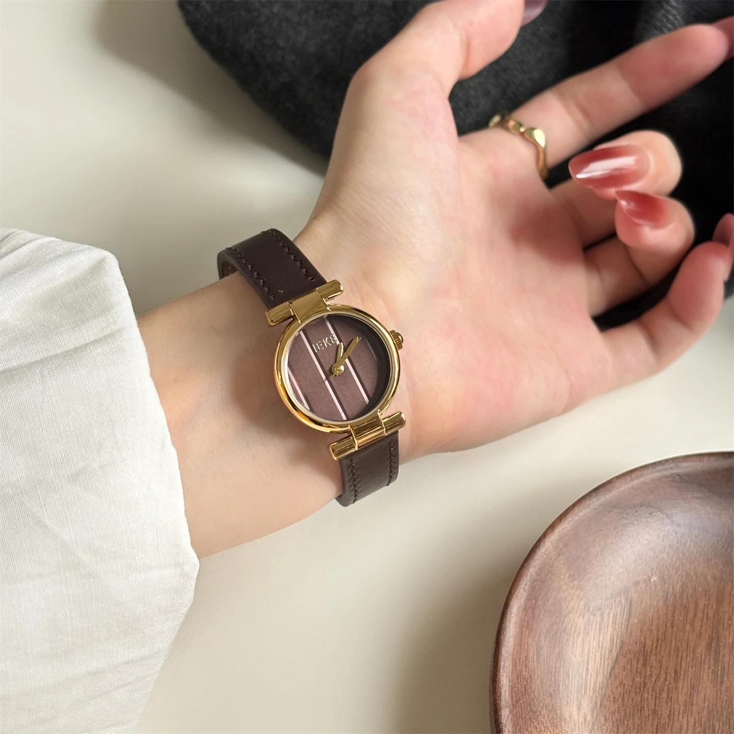 

Korean version belt small round scale-free design temperament versatile watch women's universal quartz watch