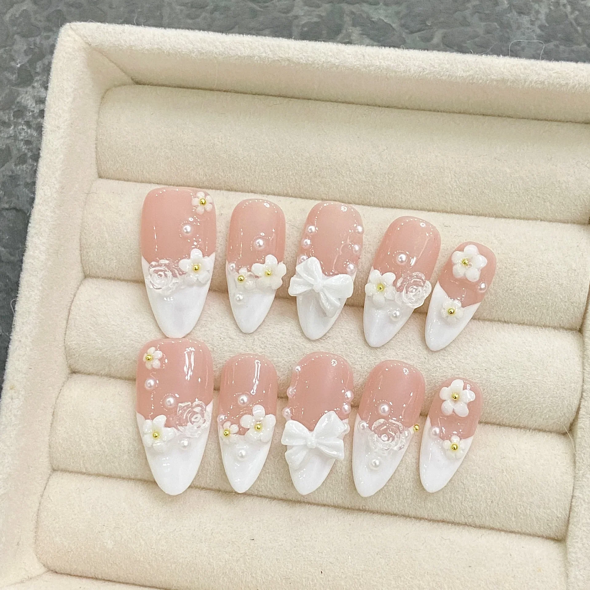 Faux ongles en forme de fleurs blanches faites à la main, n64.français, perle d'amande, couverture complète, 10 pièces