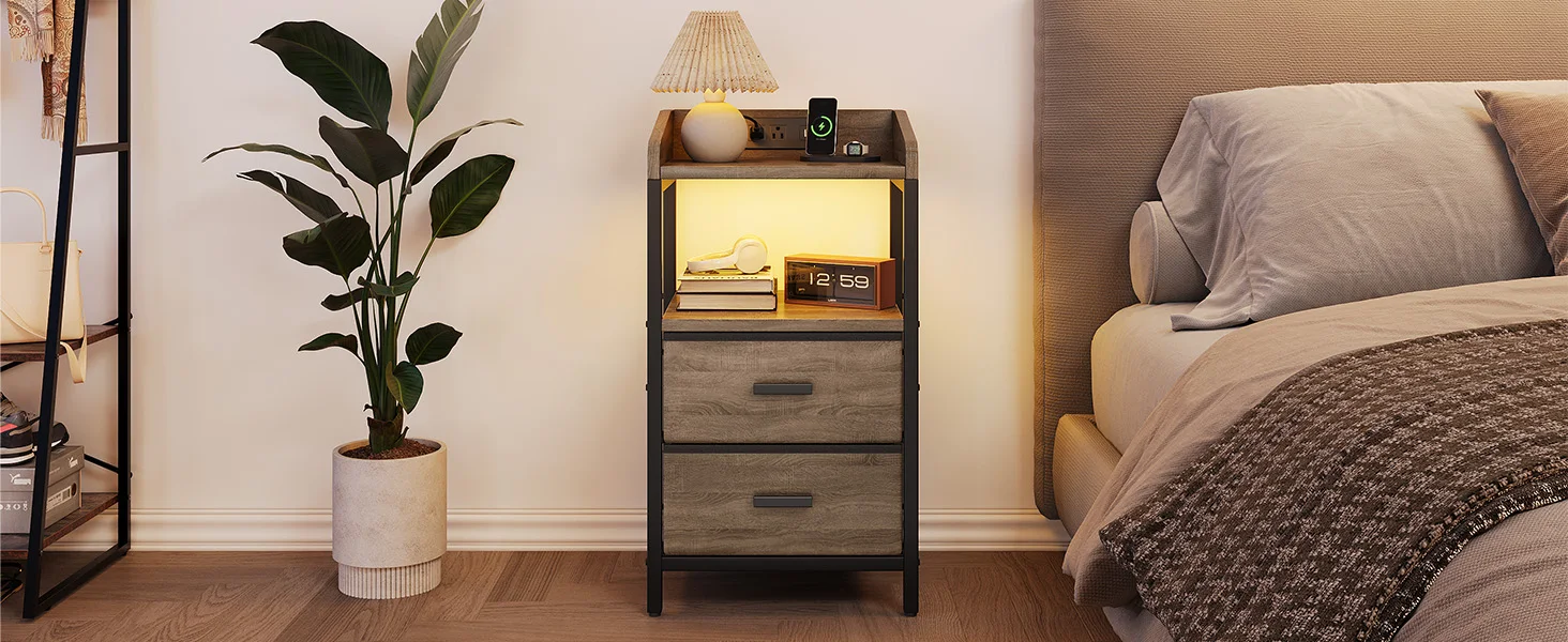 

Прикроватная тумбочка с зарядной станцией, современный прикроватный столик с защитным бортиком, полкой для хранения, 2 тканевыми ящиками, USB-портами и розеткой переменного тока