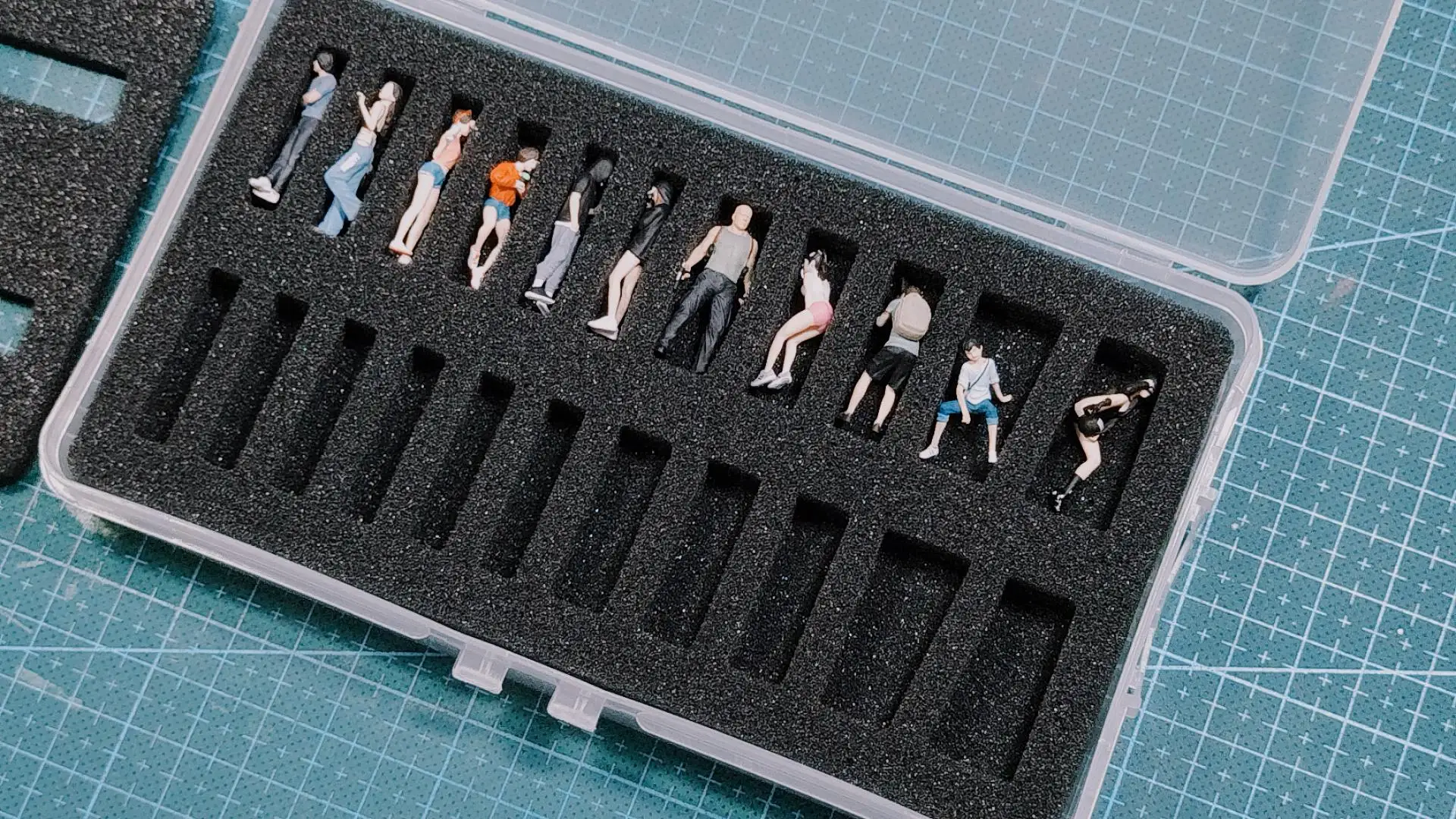 1:64  Garage Scene Doll Special Storage Display Box Sponge Alloy Car Model Diorama Figures  Accessories