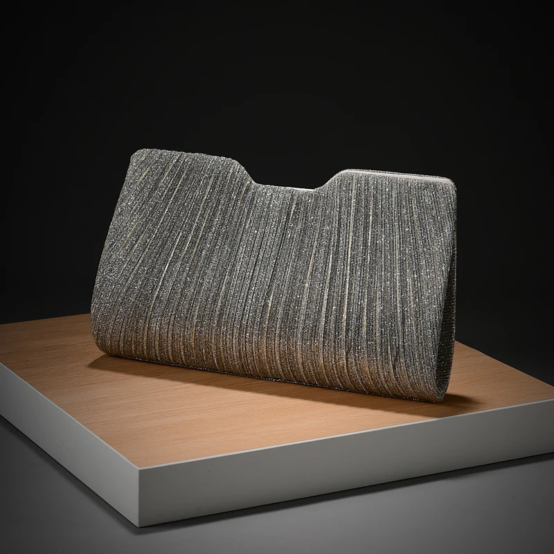 Luxuriöse, leicht verzierte Abendtasche mit vertikalen Falten und Pailletten, mit Metallkette, als Umhängetasche für Verlobungspartys, passend zu festlichen Kleidern. – Detail 10